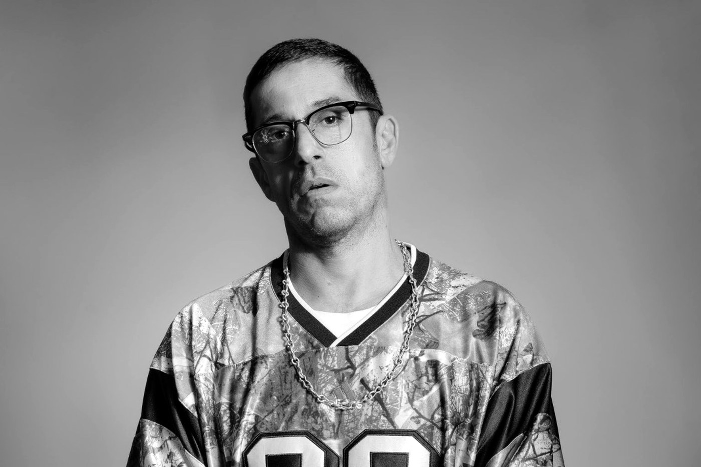 Barbossa, DJ y productor uruguayo de afro house, retrato oficial en blanco y negro · PLAYNOW