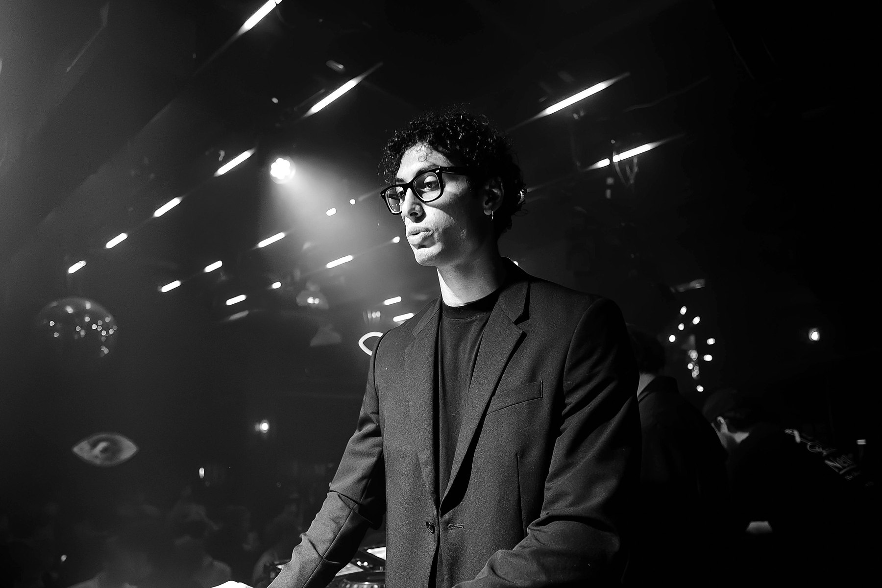 Luca Lomaglio, de COLLISION, en directo en Lula Club, fotografía en blanco y negro · PLAYNOW