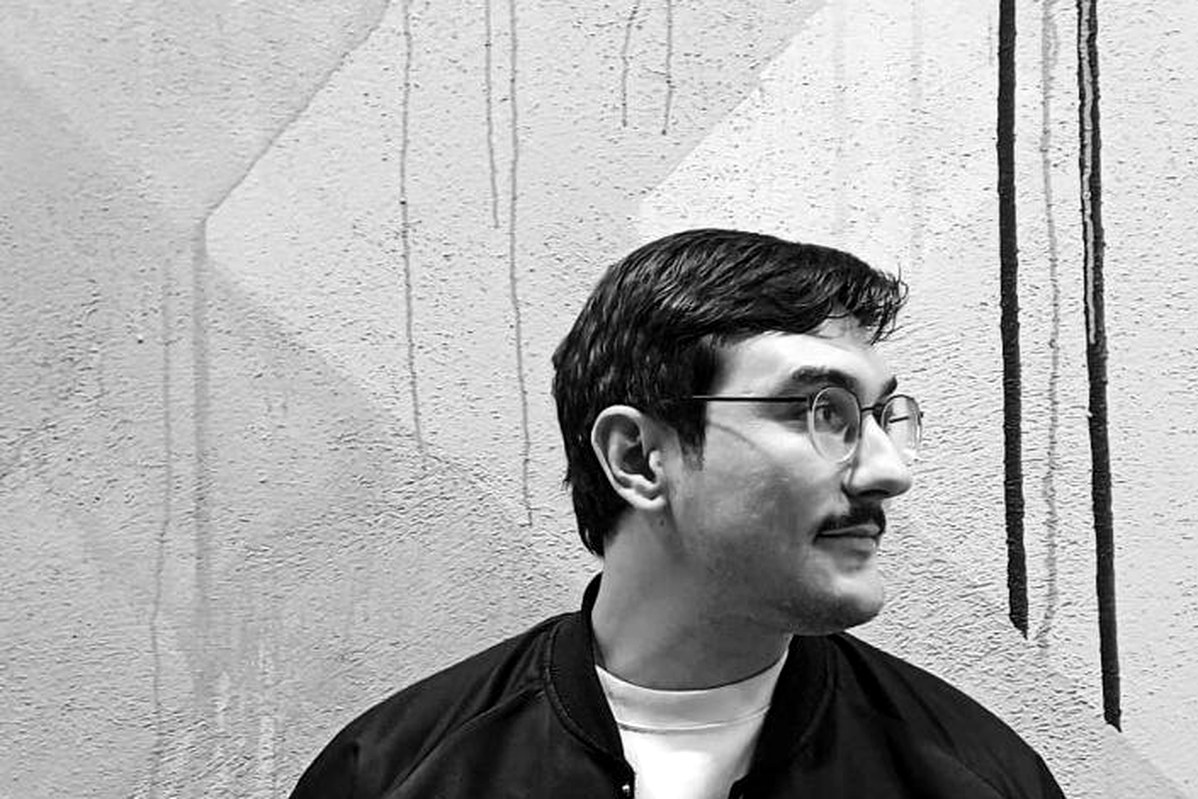 HESSA, alias de Héctor Ávila, DJ y productor de house afincado en Ibiza, retrato en blanco y negro · PLAYNOW