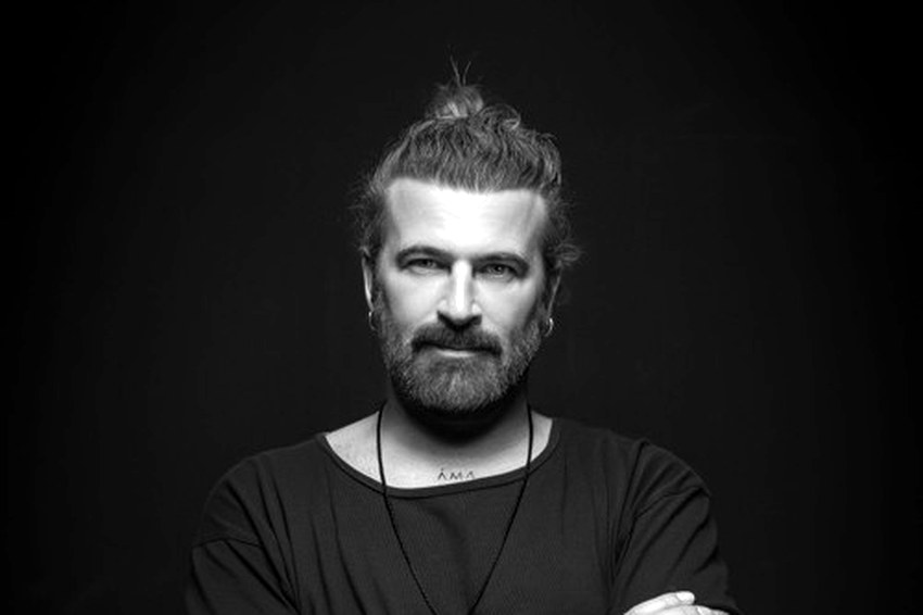 JP Candela, DJ y productor madrileño afincado en Ibiza, retrato en blanco y negro · PLAYNOW