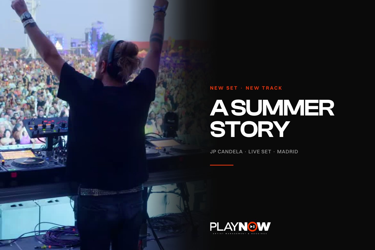 JP Candela seen from behind in the booth facing the A Summer Story crowd in Madrid, black and white · PLAYNOW