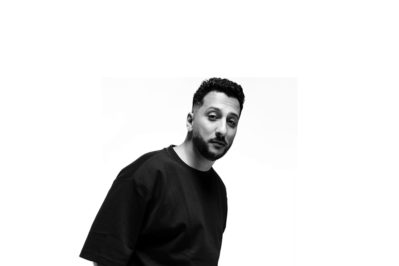 MYDOZ, DJ y productor marsellés de afro house e indie dance, retrato en blanco y negro · PLAYNOW