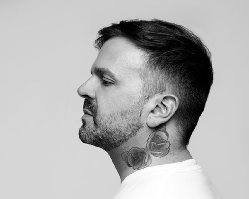 NIØM, DJ y productor de afro house y melodic house, retrato en blanco y negro · PLAYNOW