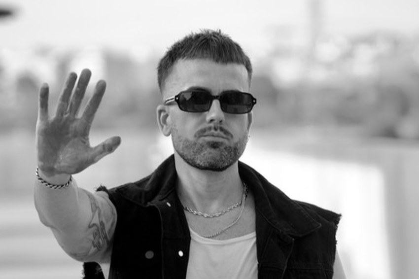 Pablo Say, DJ y productor valenciano de techno, retrato en blanco y negro · PLAYNOW