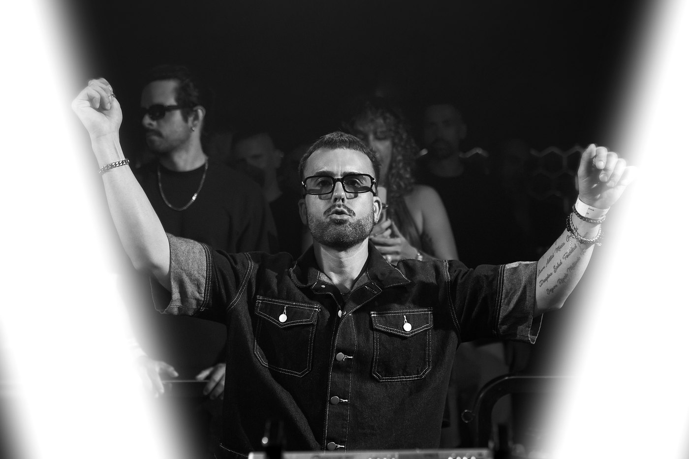 Pablo Say en la cabina de Hï Ibiza con los brazos en alto, junio de 2026, fotografía en blanco y negro · PLAYNOW