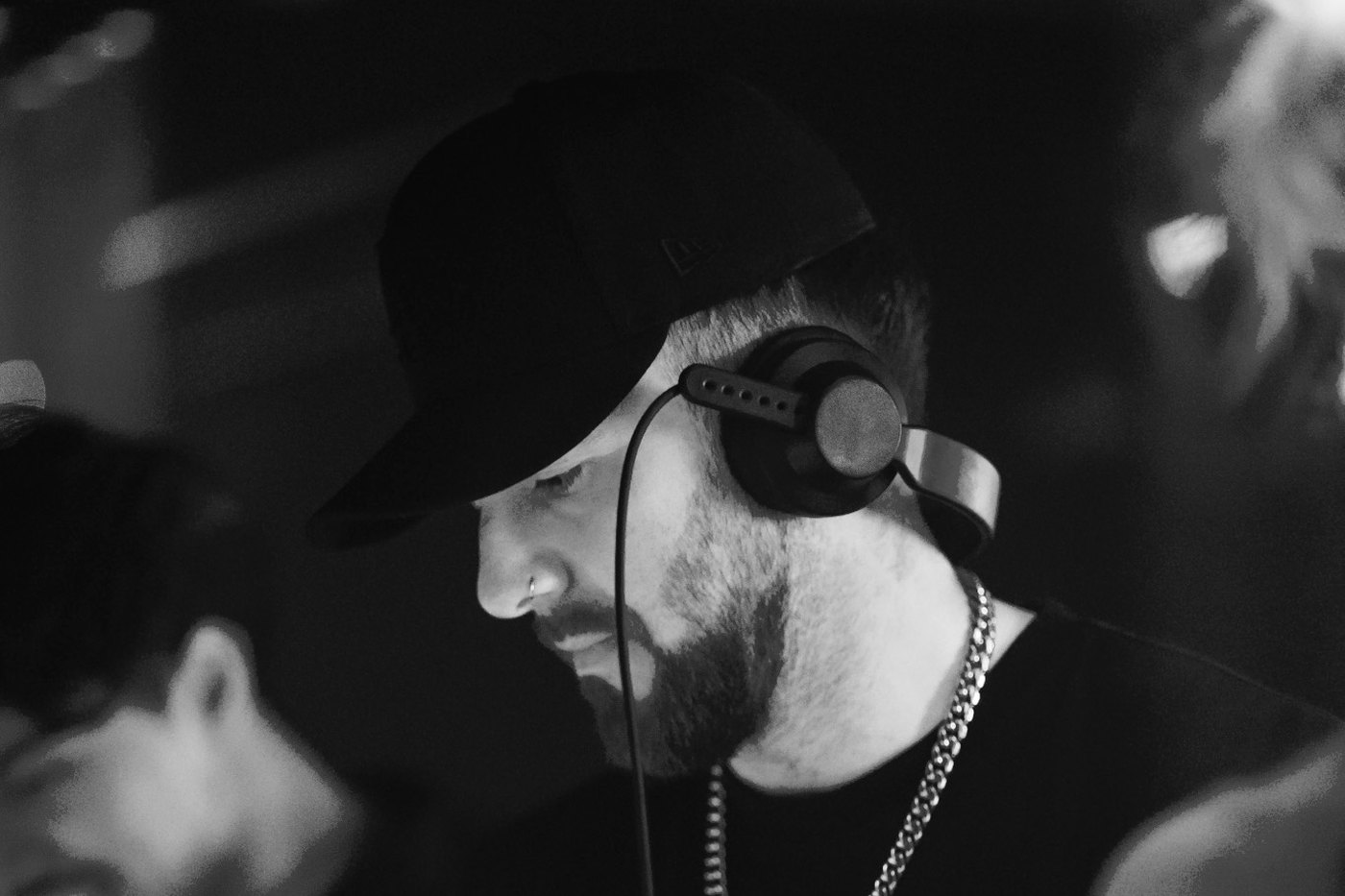 TOMI H, DJ de indie dance y tech house, pinchando en Gallery Club, Londres, fotografía en blanco y negro · PLAYNOW