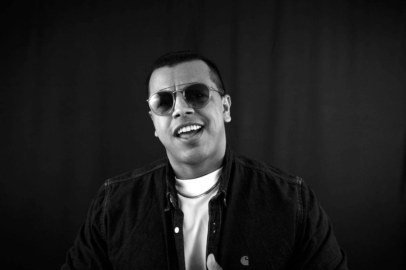 Yas Cepeda, DJ y productor español de afro house latino, retrato en blanco y negro · PLAYNOW